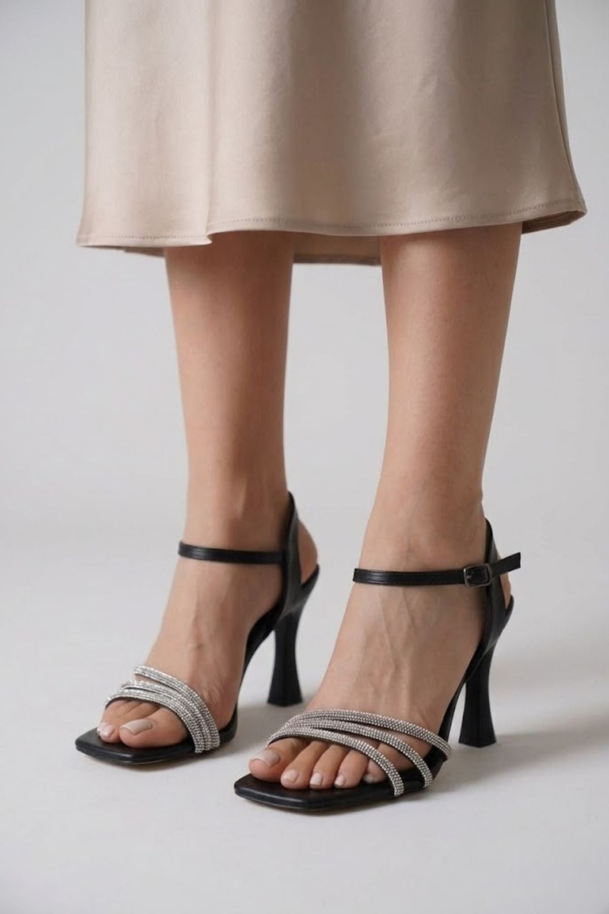 Karla Kadın Siyah Taş Detaylı İnce Bantlı Sandalet