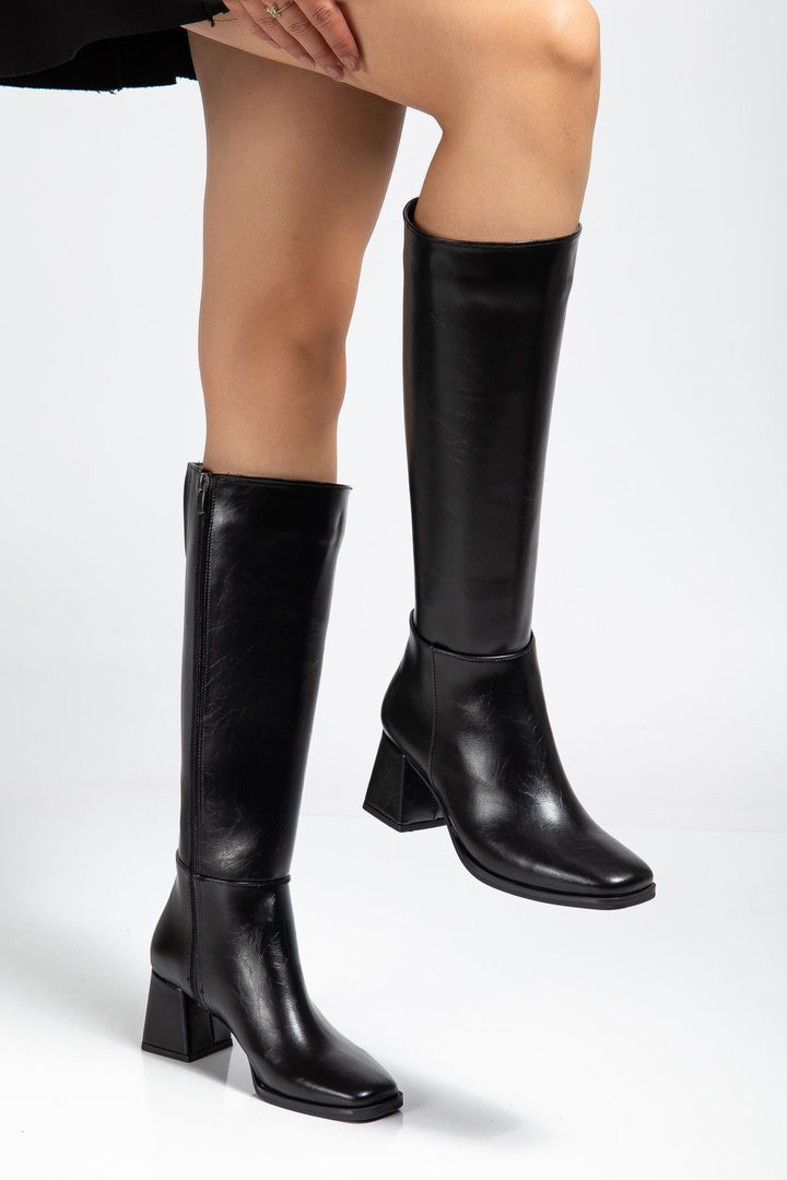 Selora Kadın Siyah Kırışık Rugan Fermuarlı Topuklu Çizme