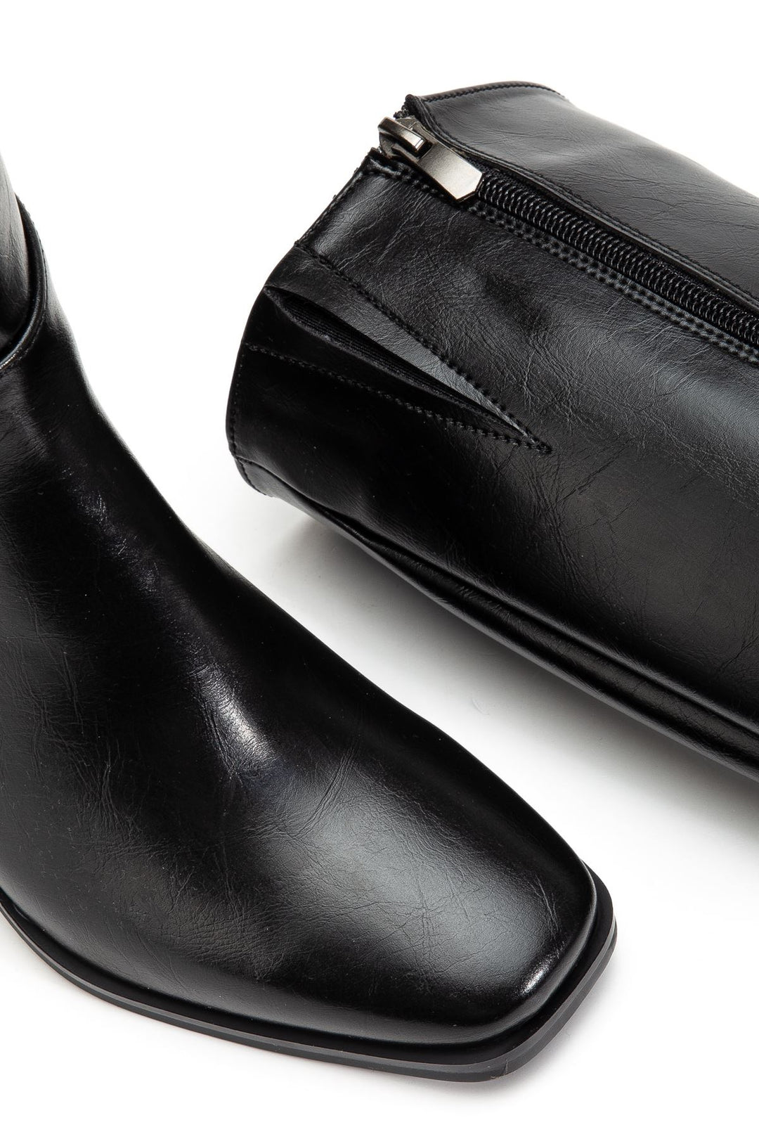 Selora Kadın Siyah Kırışık Rugan Fermuarlı Topuklu Çizme