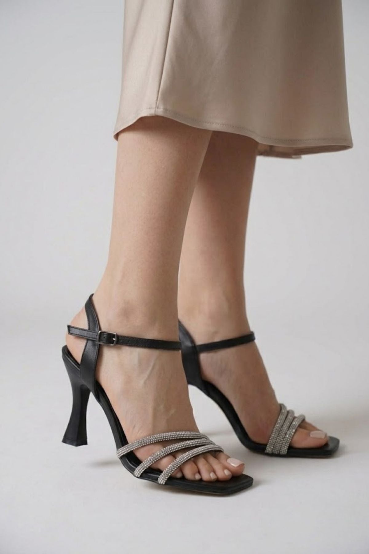 Karla Kadın Siyah Taş Detaylı İnce Bantlı Sandalet