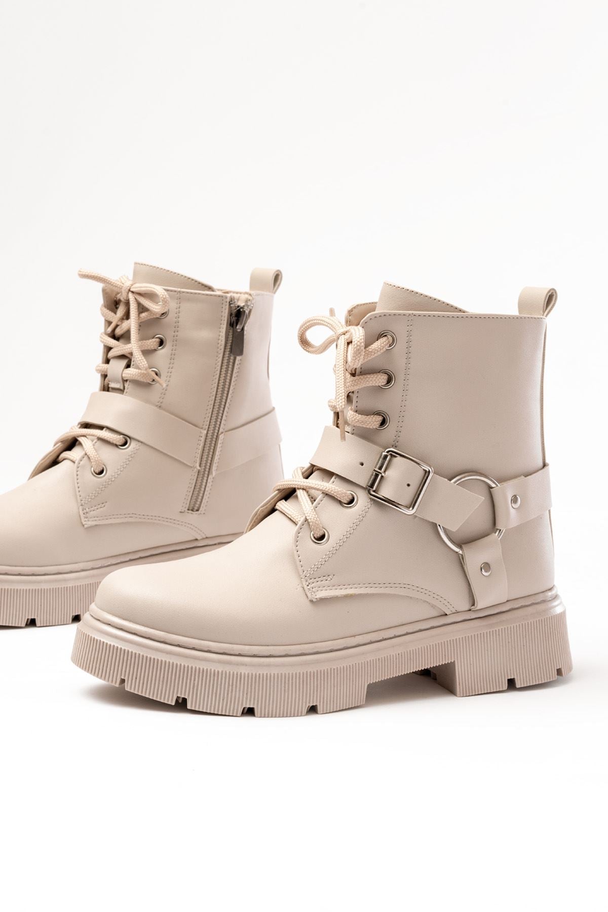 Ahuse Bej Toka Aksesuarlı Fermuarlı Kadın Bot