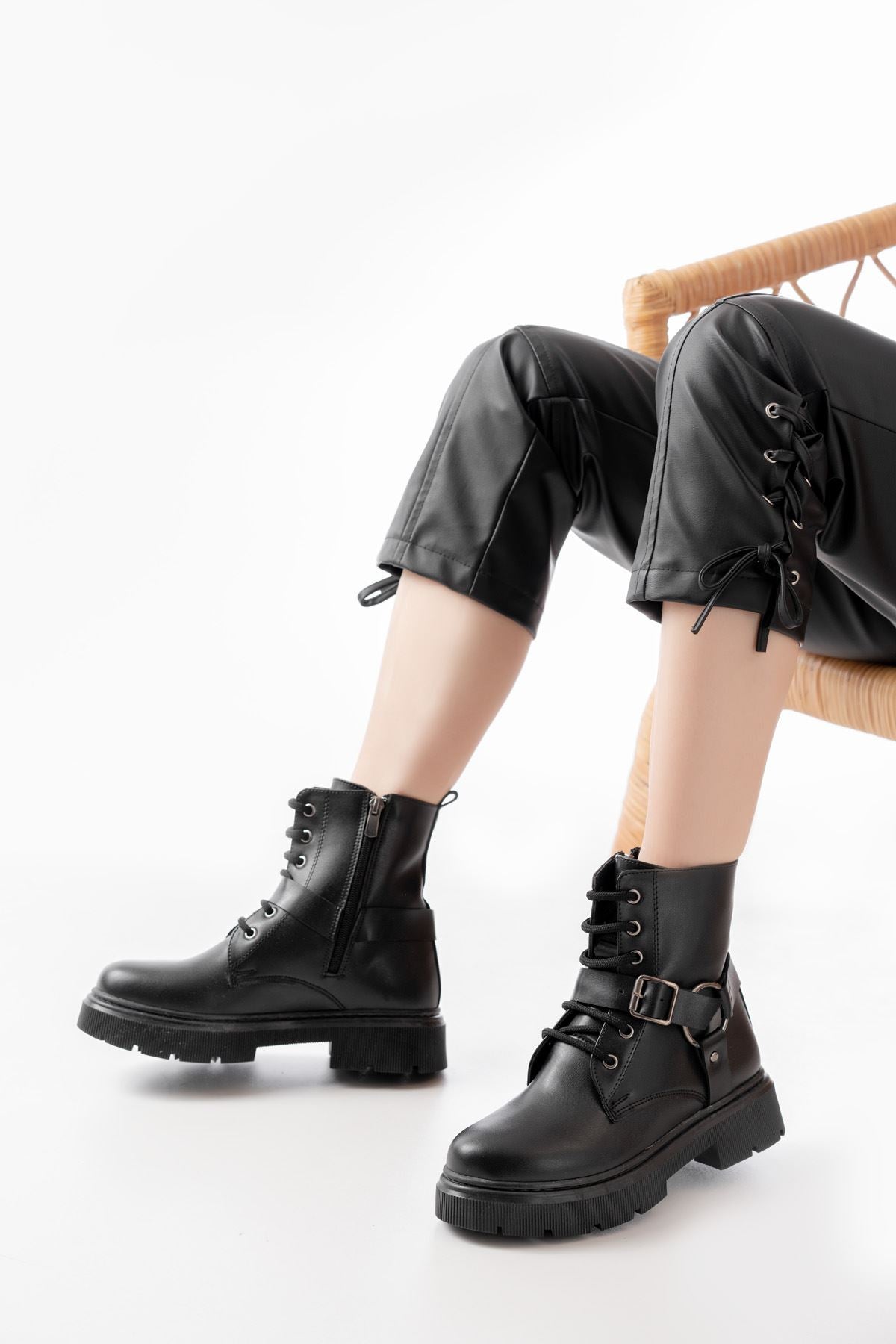 Ahuse Siyah Toka Aksesuarlı Fermuarlı Kadın Bot