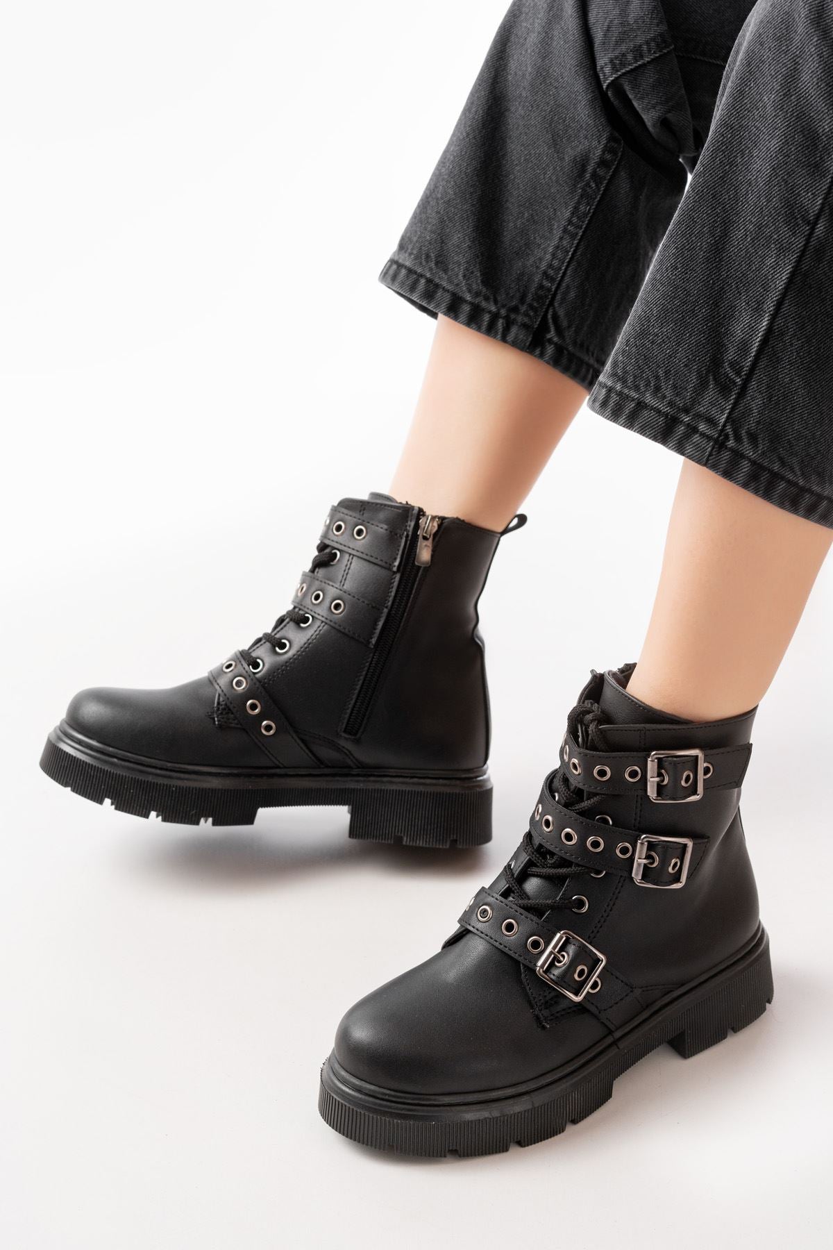 Rahan Siyah Toka Aksesuarlı Fermuarlı  Kadın Bot