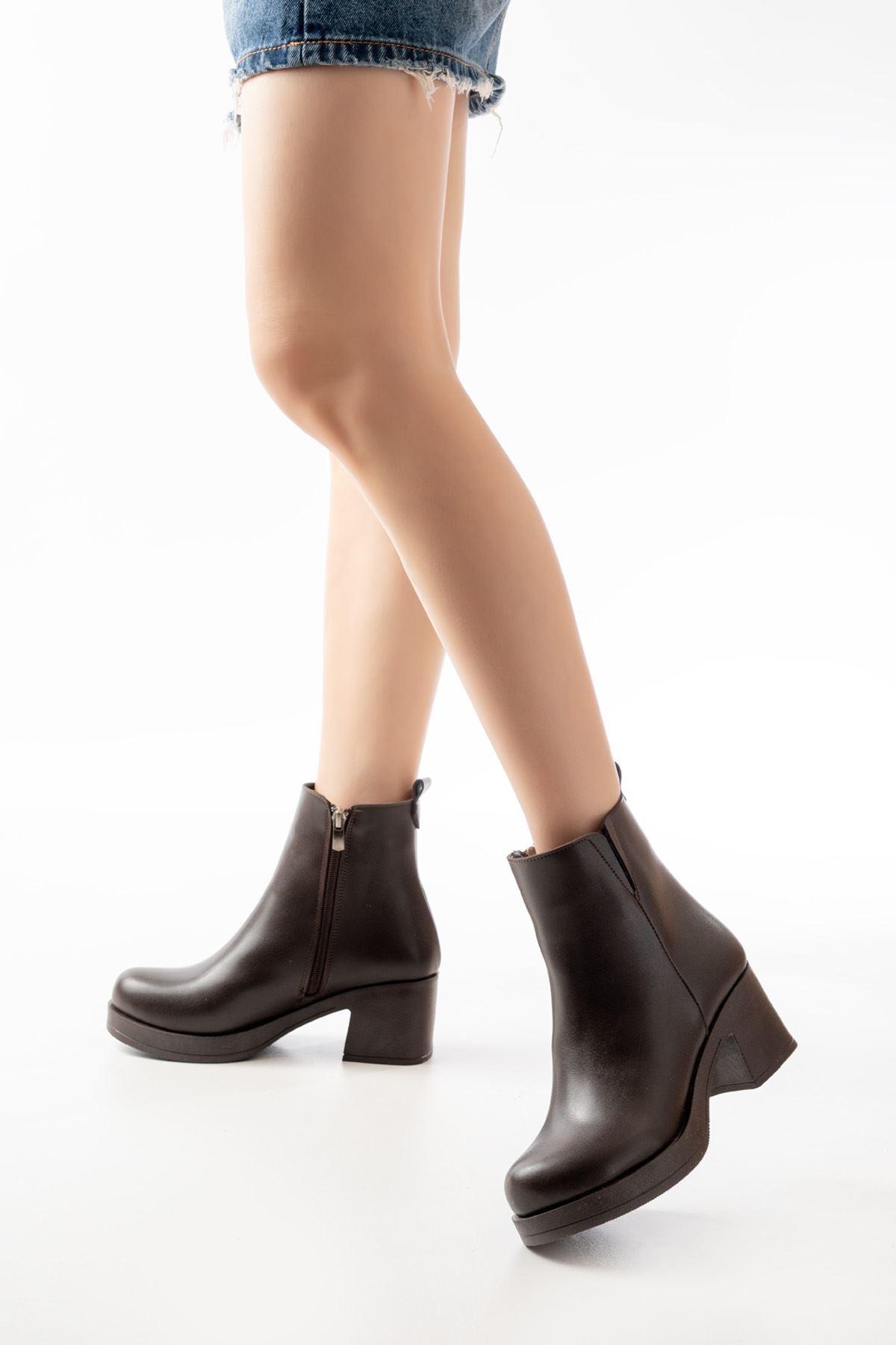 Nalgün Kahverengi Lastikli Fermuarlı Kalın Topuklu Kadın Bot