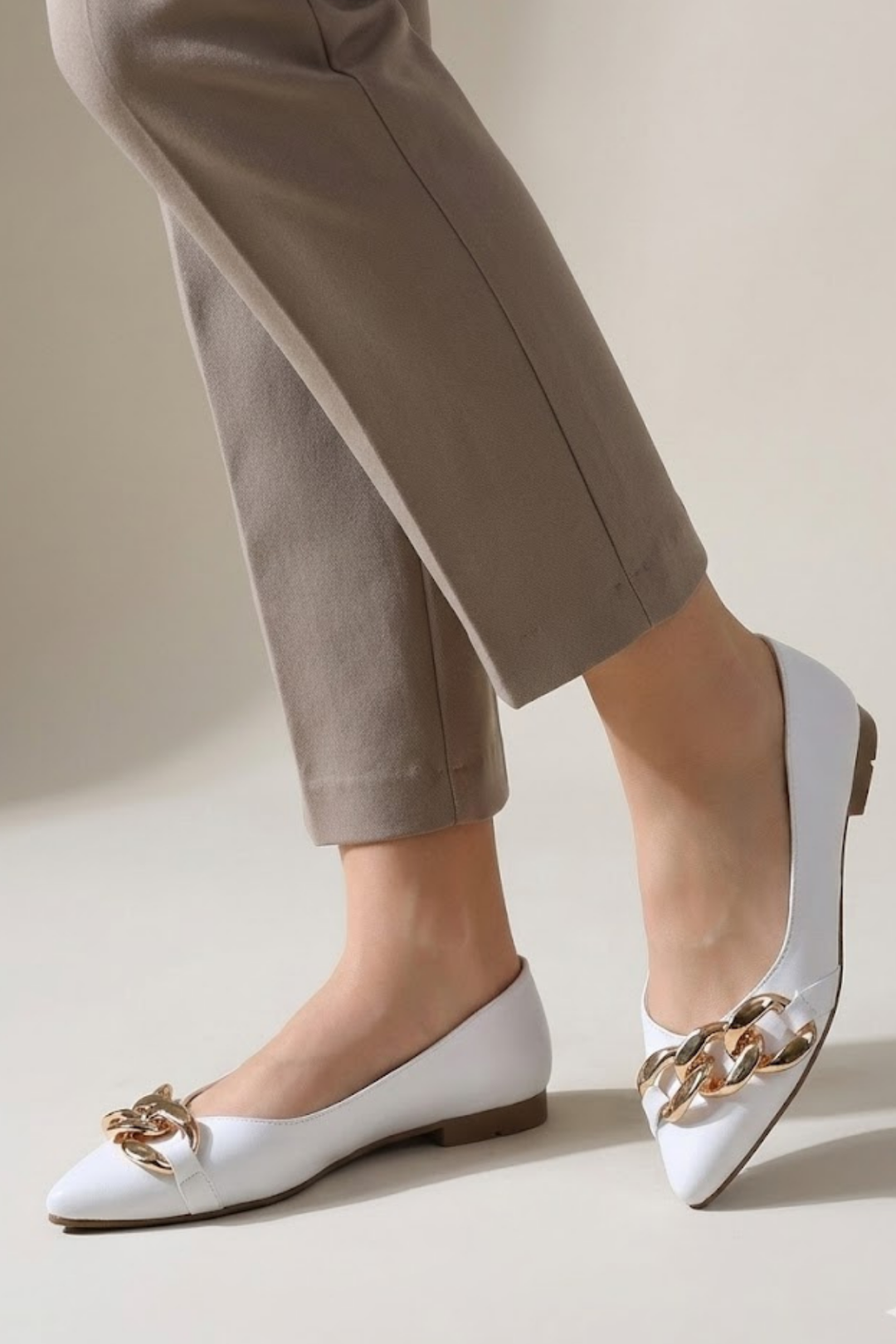 Popi Kadın Beyaz Zincir Detaylı Babet Ayakkabı