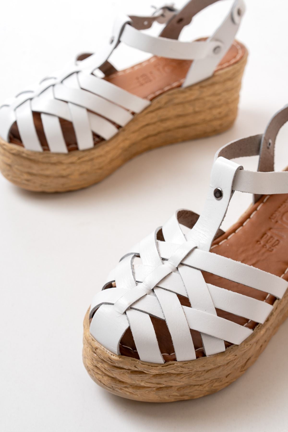 Nergan Beyaz  Hakiki Deri Dolgu Kadın Sandalet