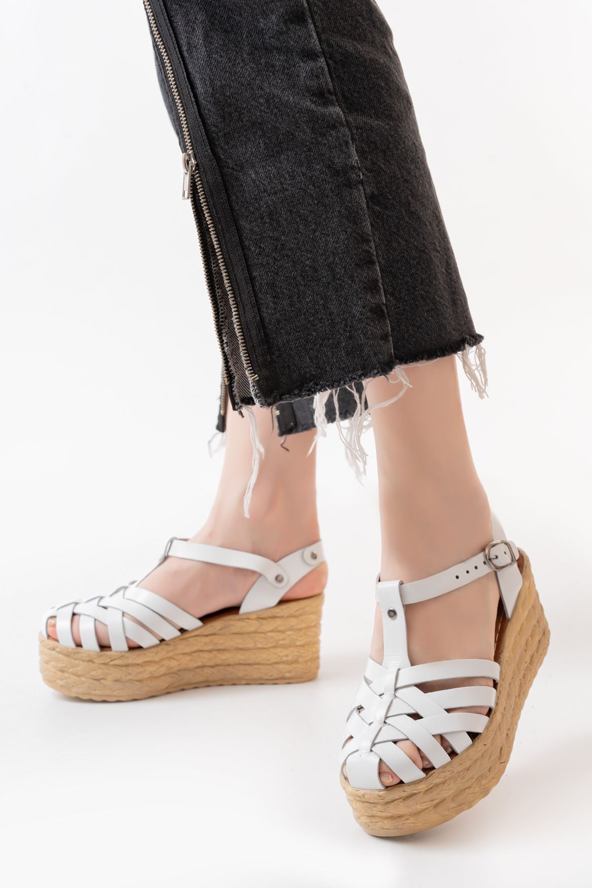 Nergan Beyaz  Hakiki Deri Dolgu Kadın Sandalet