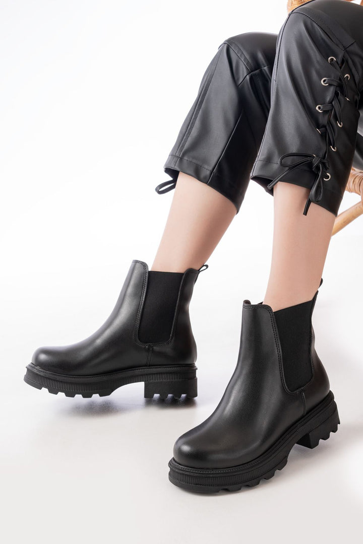 Miahun Siyah Kalın Taban Lastikli Kadın Bot
