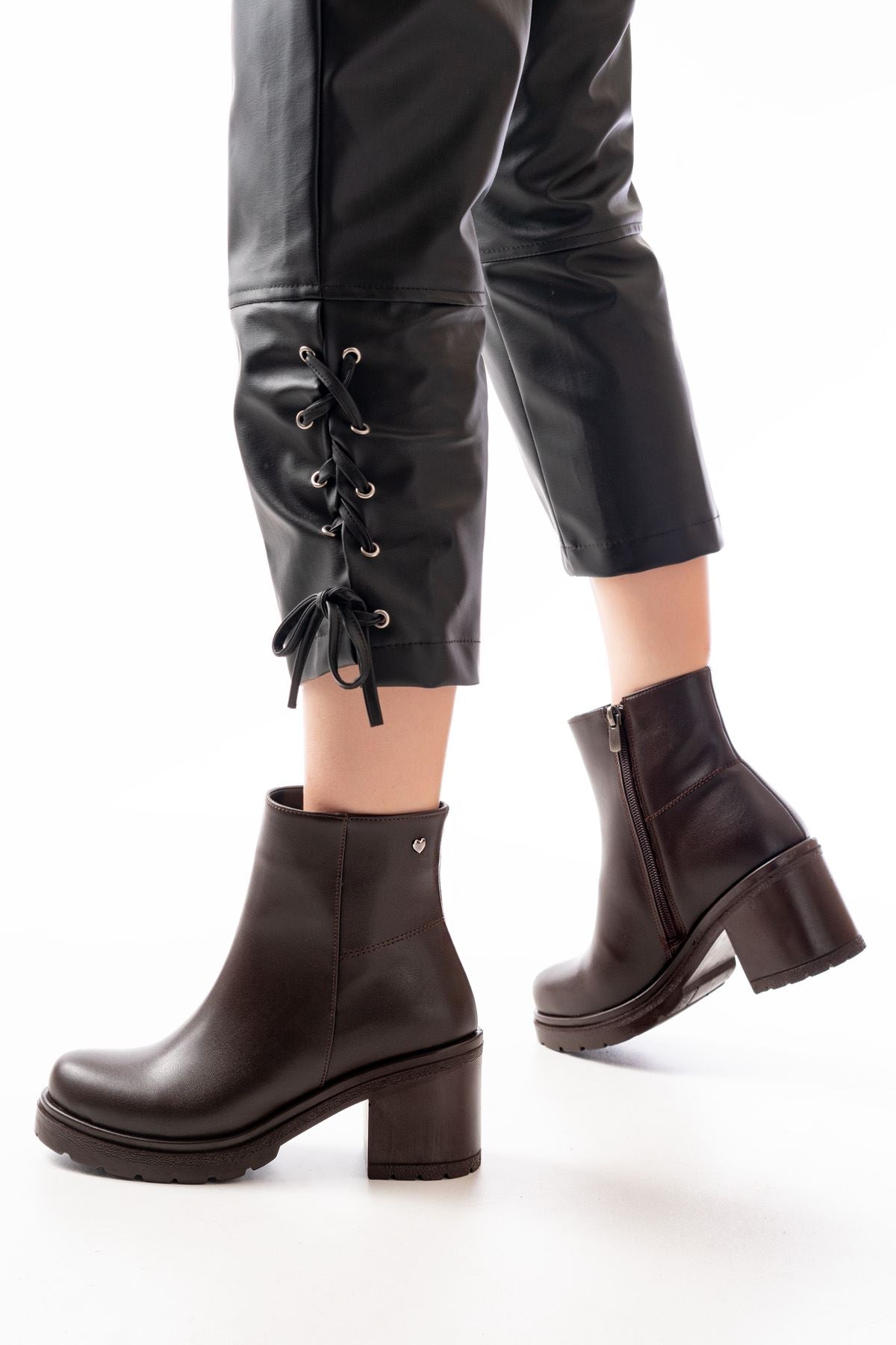 Larden Kahverengi Fermuarlı Kalın Topuklu Kadın Bot