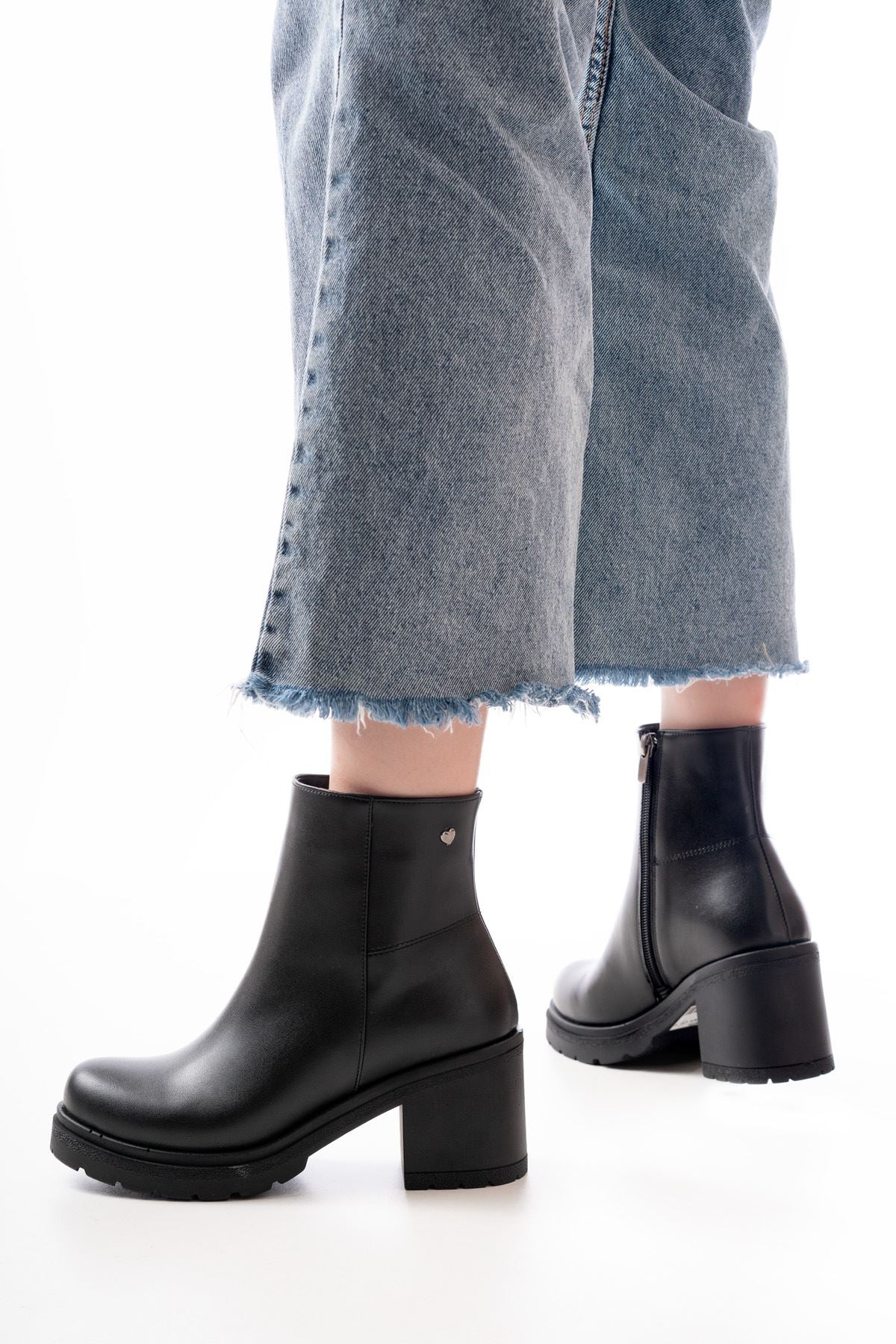 Larden Siyah Fermuarlı Kalın Topuklu Kadın Bot