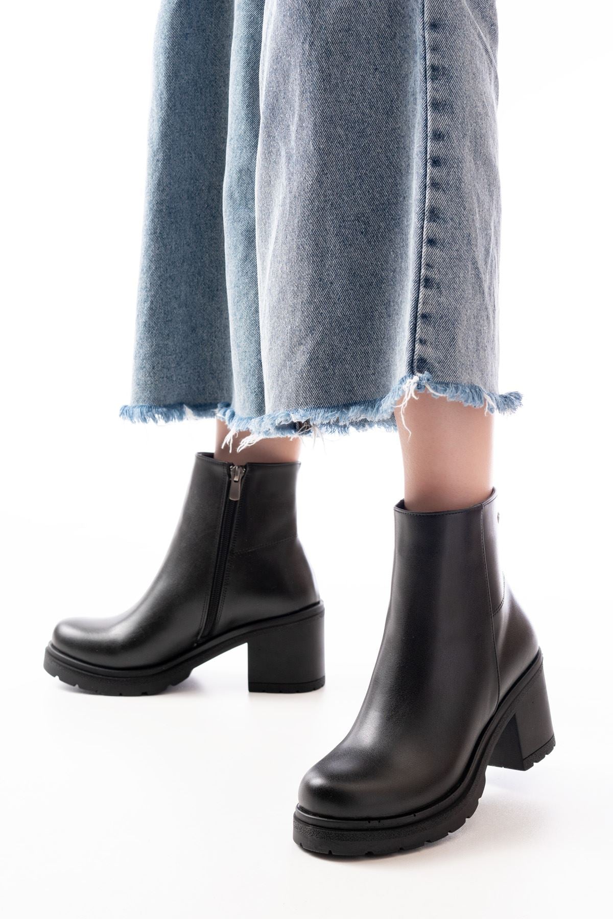 Larden Siyah Fermuarlı Kalın Topuklu Kadın Bot