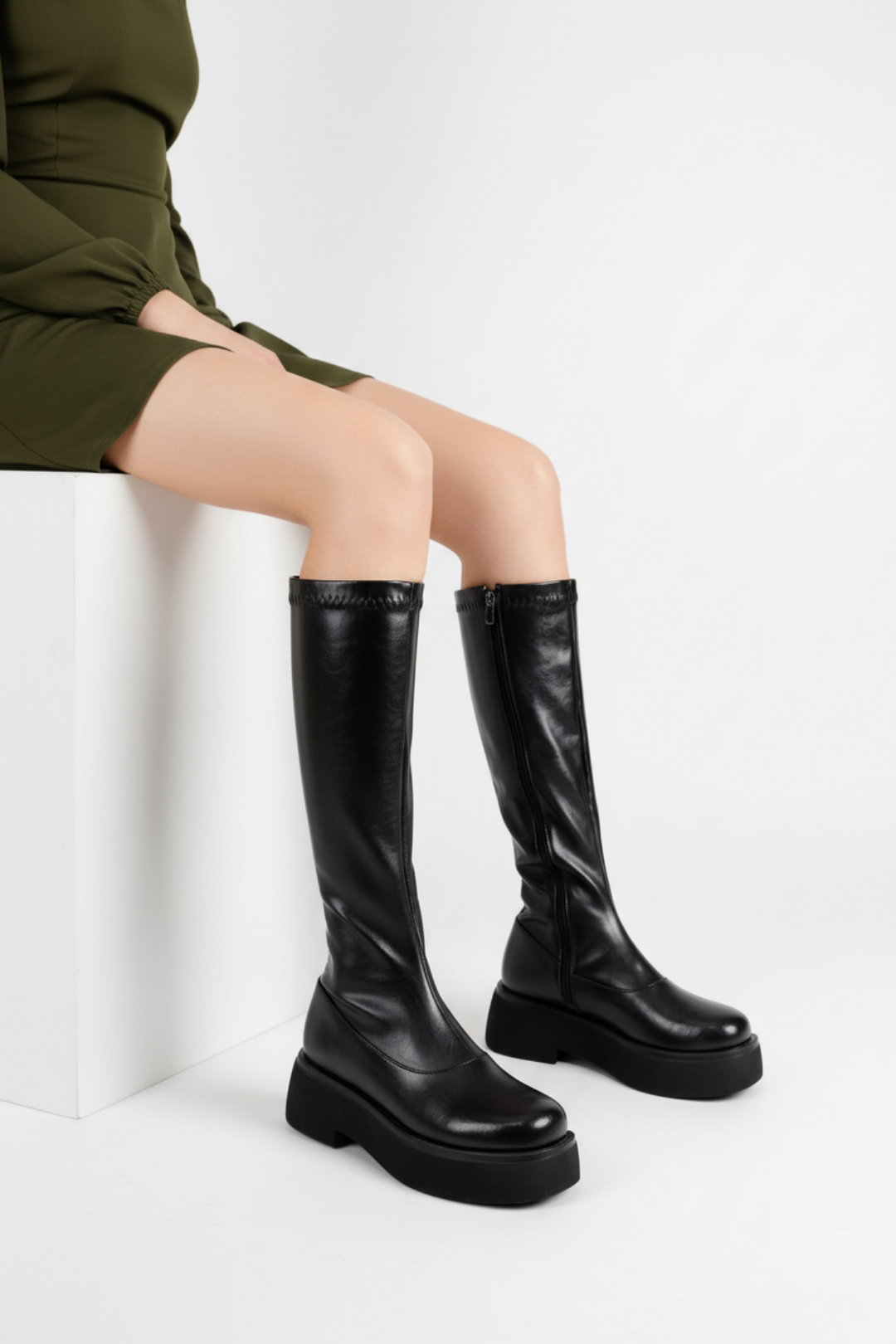 Aylan Kadın Siyah Kalın Tabanlı Çizme