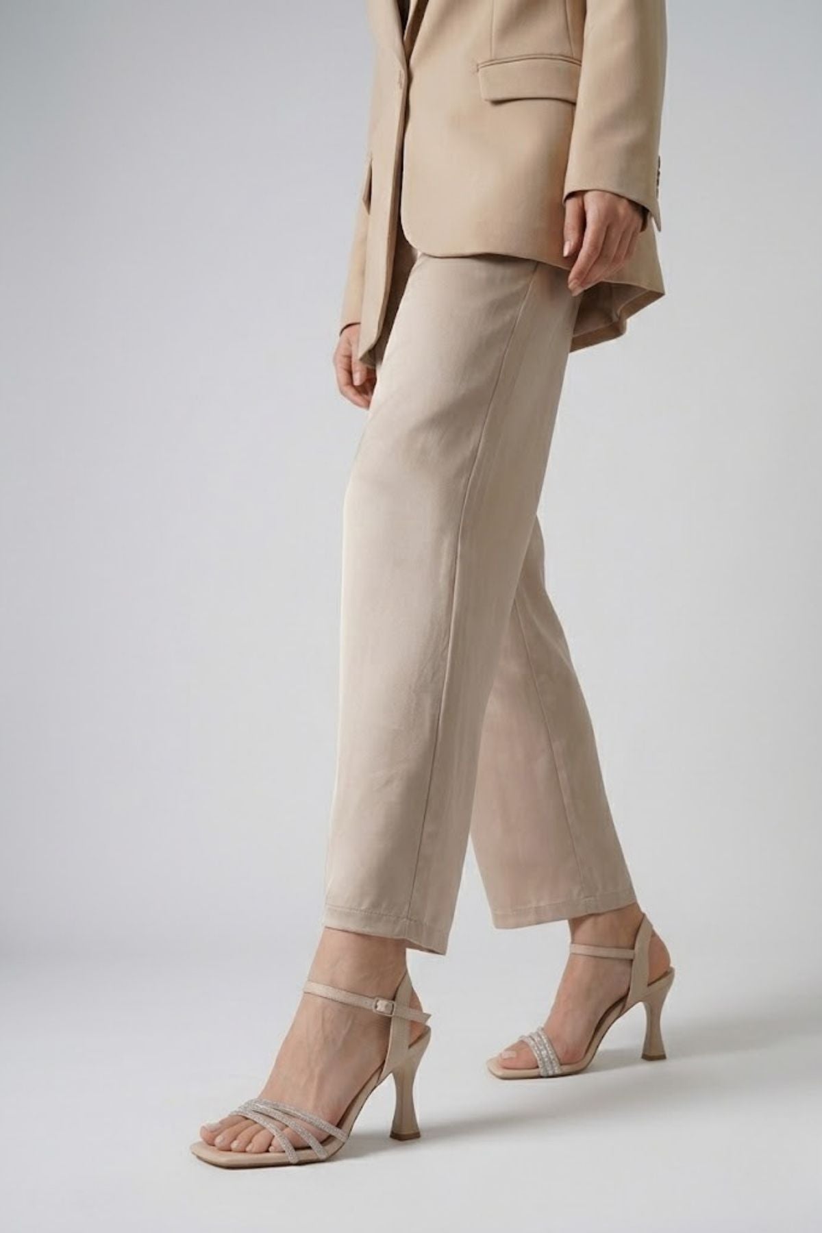 Karla Kadın Bej Taş Detaylı İnce Bantlı Sandalet