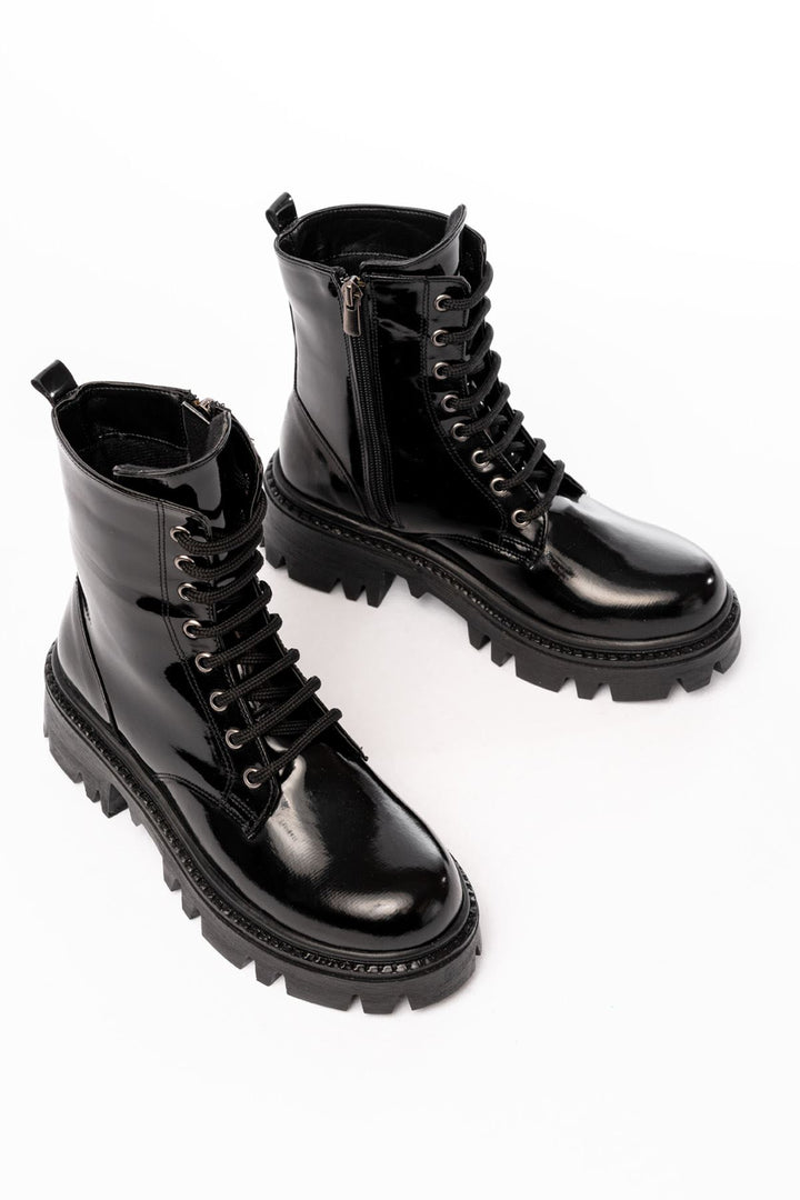 Belcan Siyah Rugan Bağcıklı Fermuarlı Kadın Bot