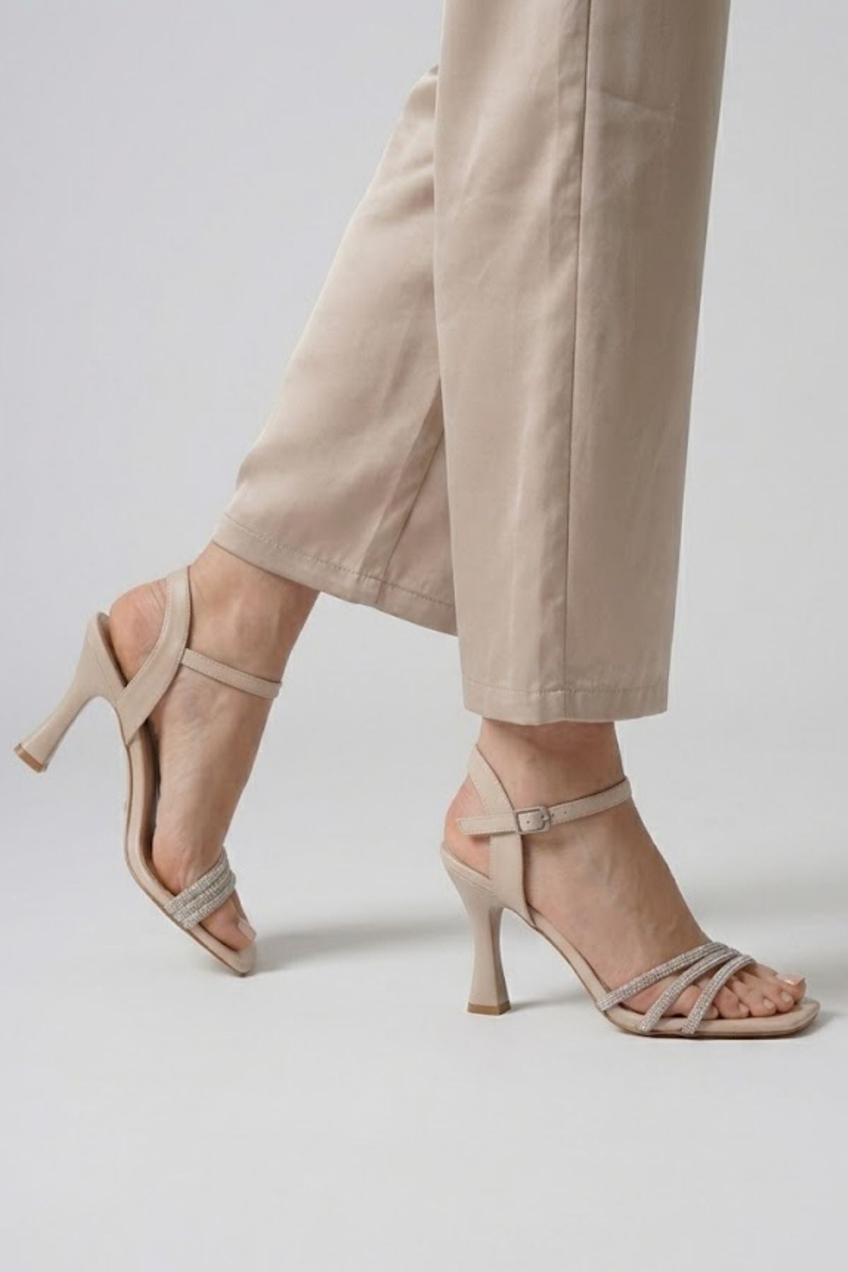 Karla Kadın Bej Taş Detaylı İnce Bantlı Sandalet
