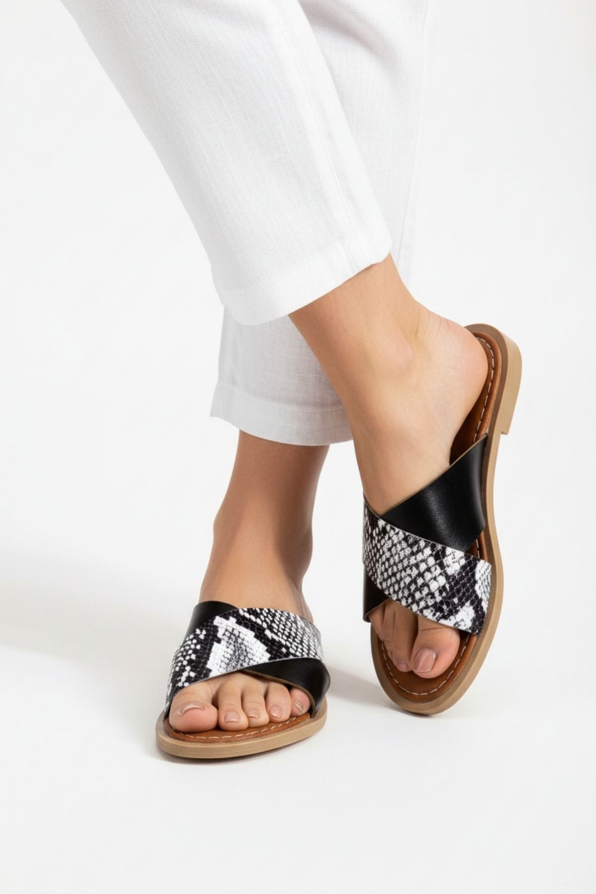 Numba Siyah  Hakiki Deri Çapraz Bantlı Kadın Terlik