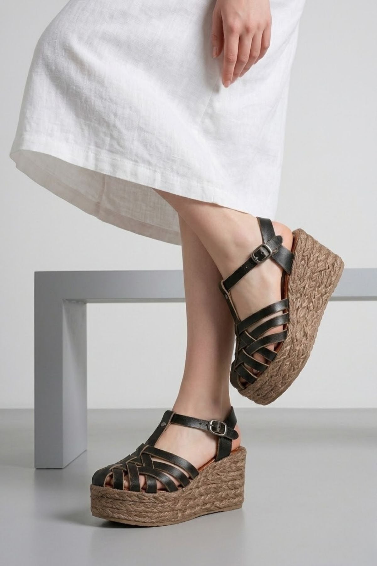 Nergan Siyah Hakiki Deri Dolgu Kadın Sandalet