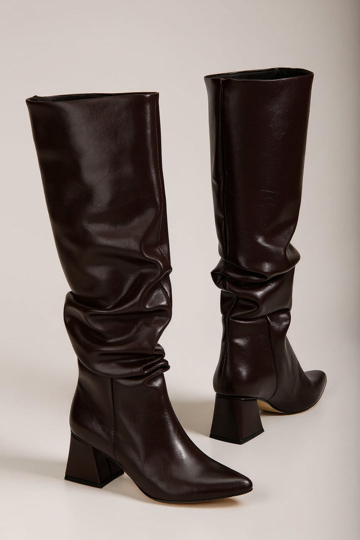Ayzena Kahve Kırışık Rugan Körüklü Kalın Topuklu Kadın Çizme