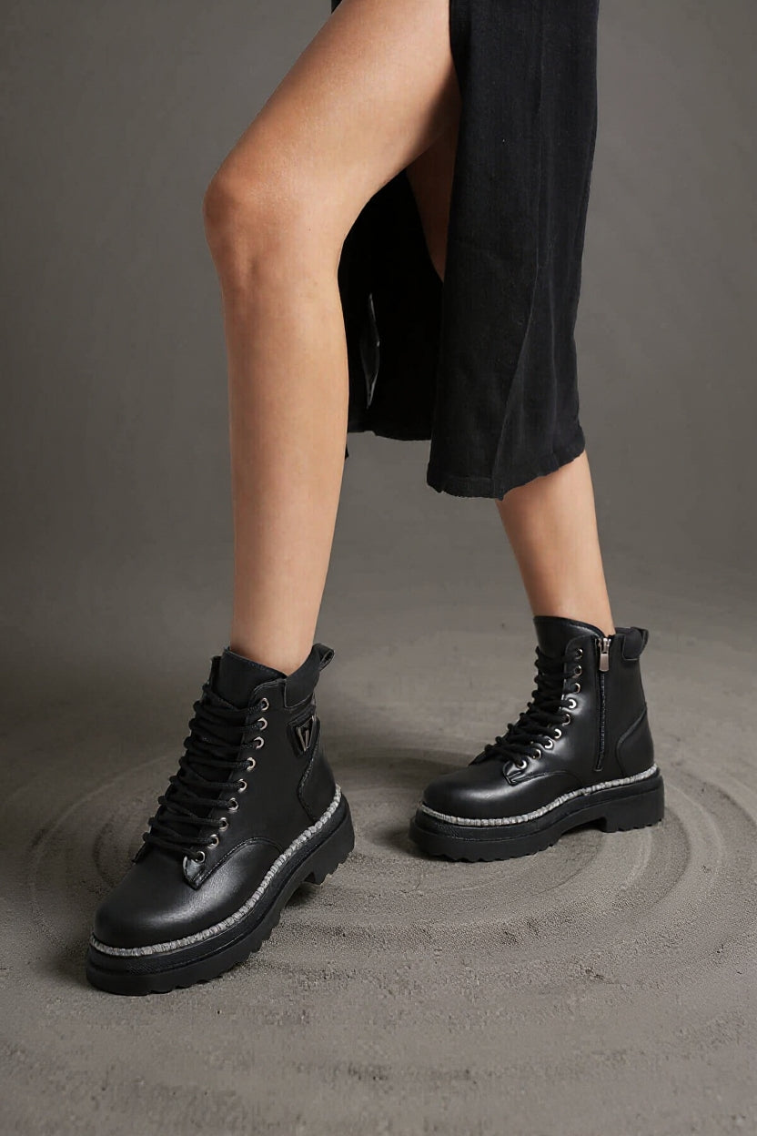 Fiora Kadın Kışlık Kalın Tabanlı Siyah Bot