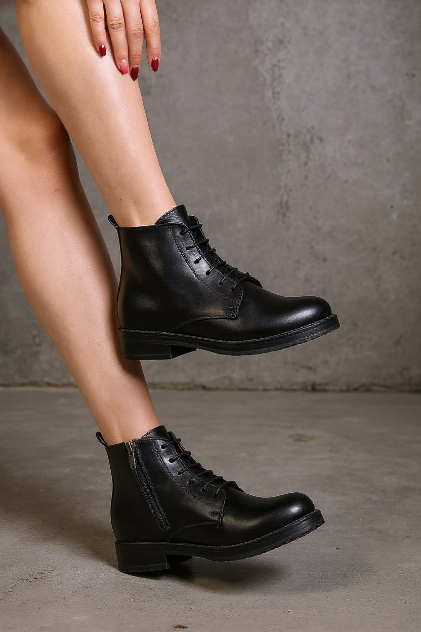 Garsu Siyah Yanki Bağcıklı Fermuarlı Kadın Bot