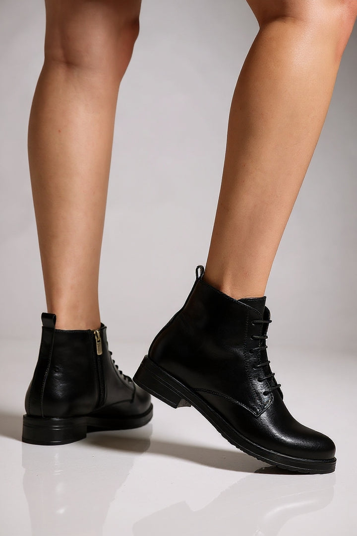 Garsu Siyah Yanki Bağcıklı Fermuarlı Kadın Bot
