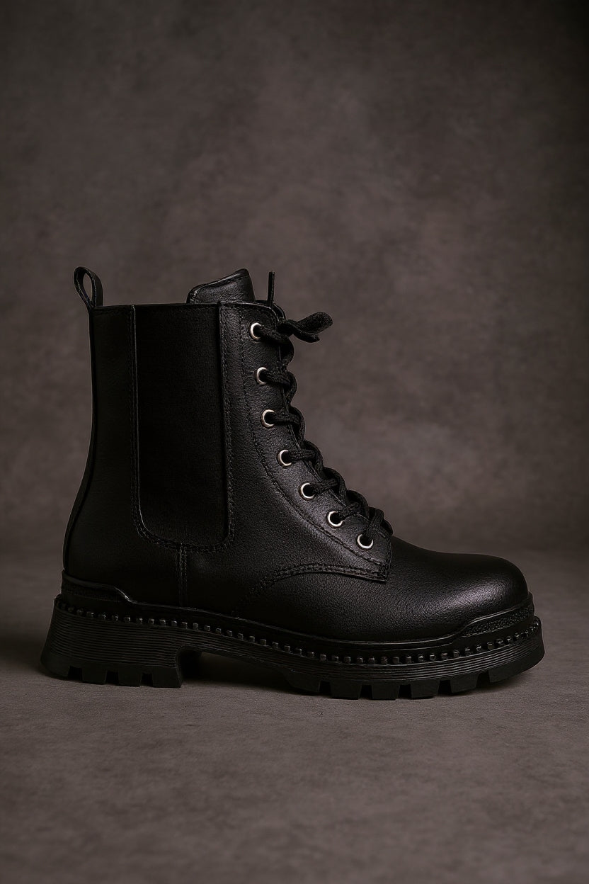 Hendy Siyah Luna Düz Topuklu Bağcıklı Lastikli Kadın Bot