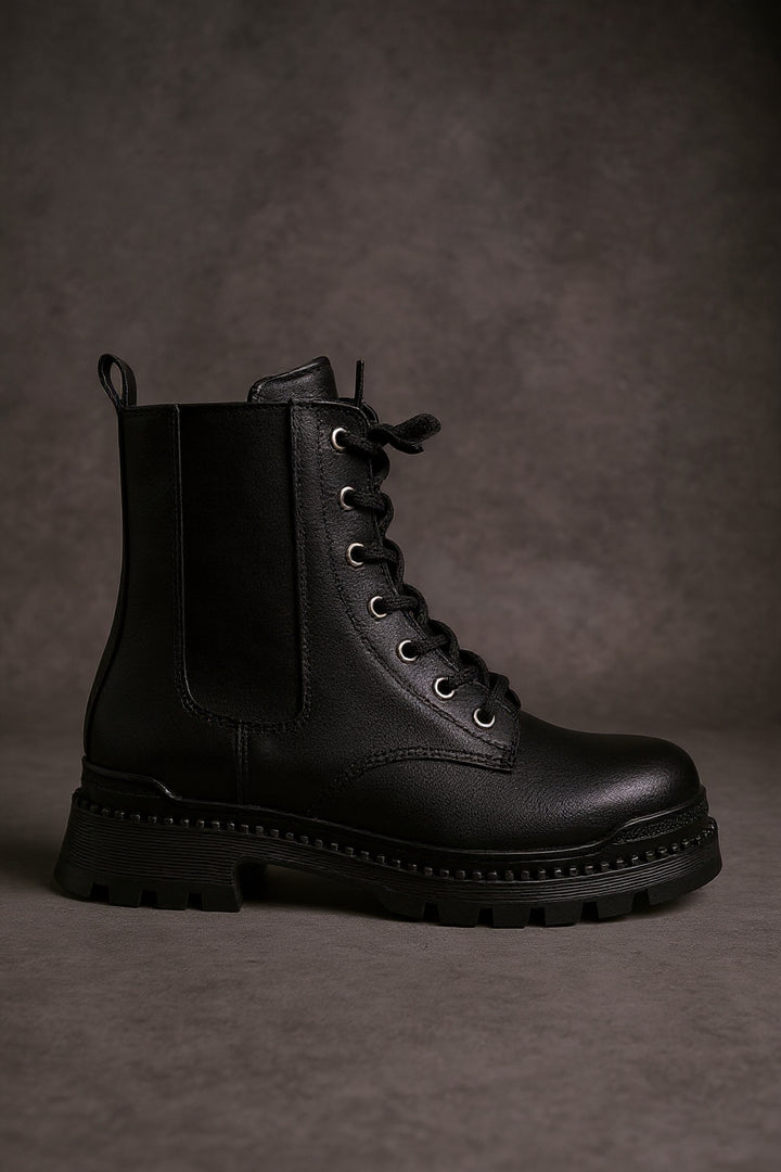 Hendy Siyah Luna Düz Topuklu Bağcıklı Lastikli Kadın Bot