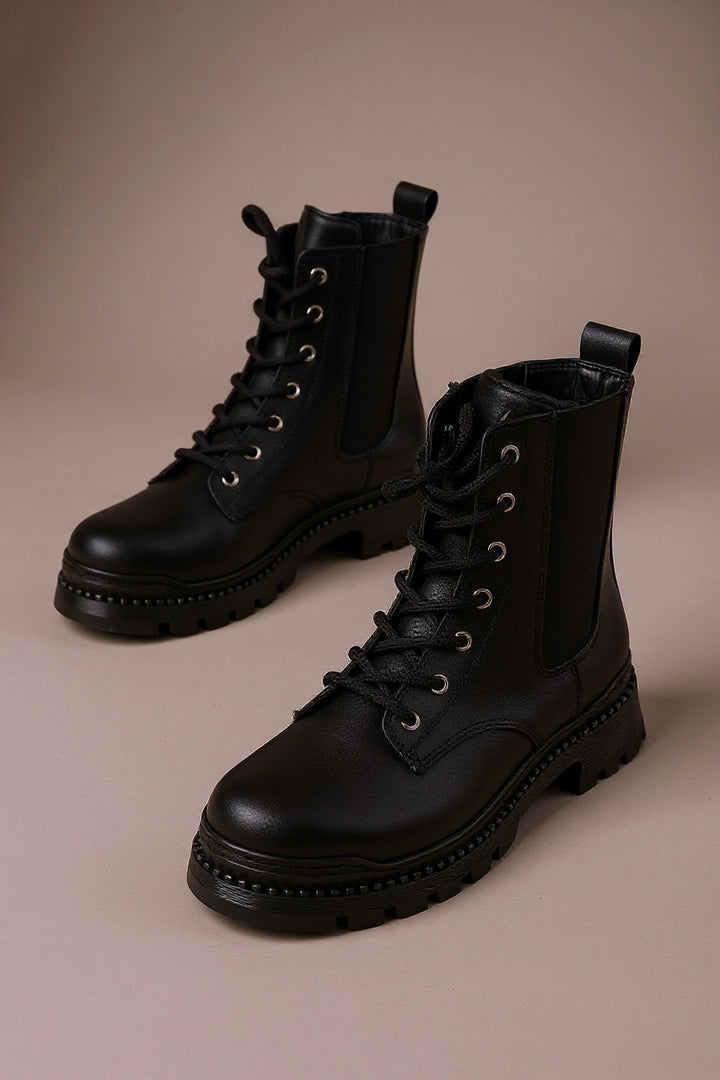 Hendy Siyah Luna Düz Topuklu Bağcıklı Lastikli Kadın Bot