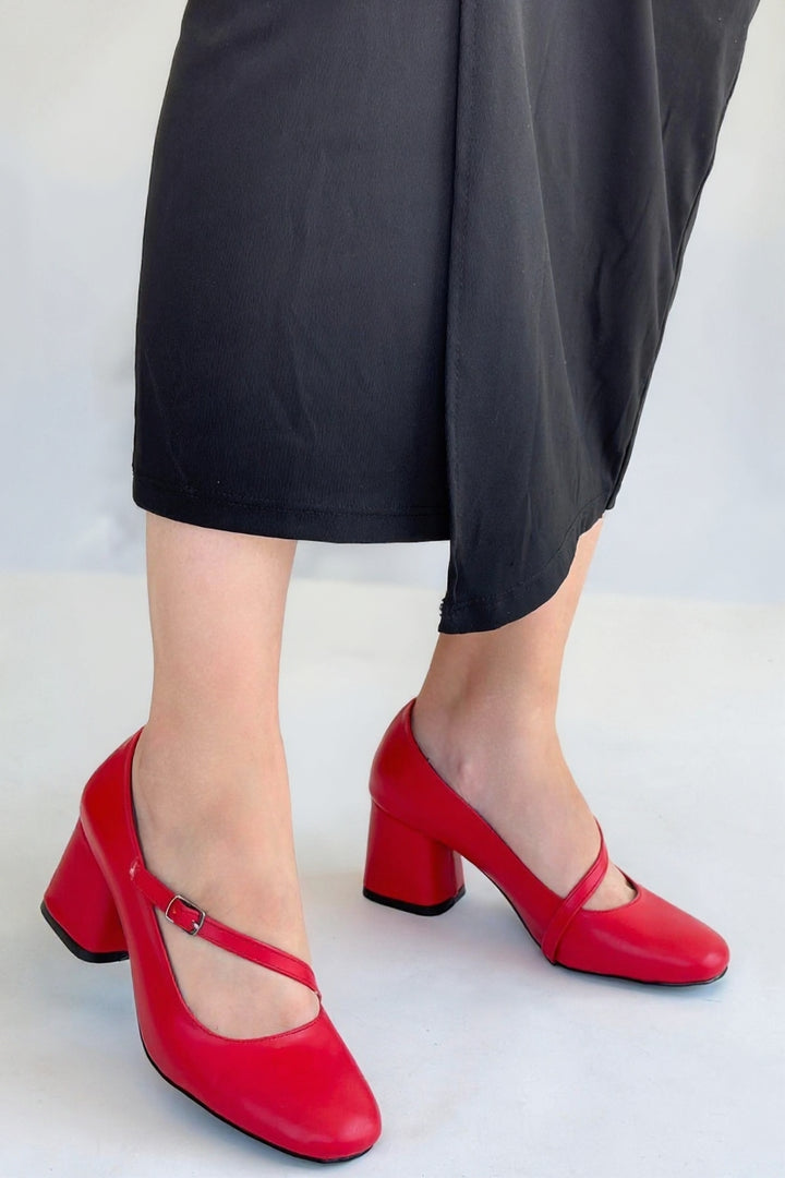Kier Kadın Kırmızı Kapalı Burun Topuklu Ayakkabı