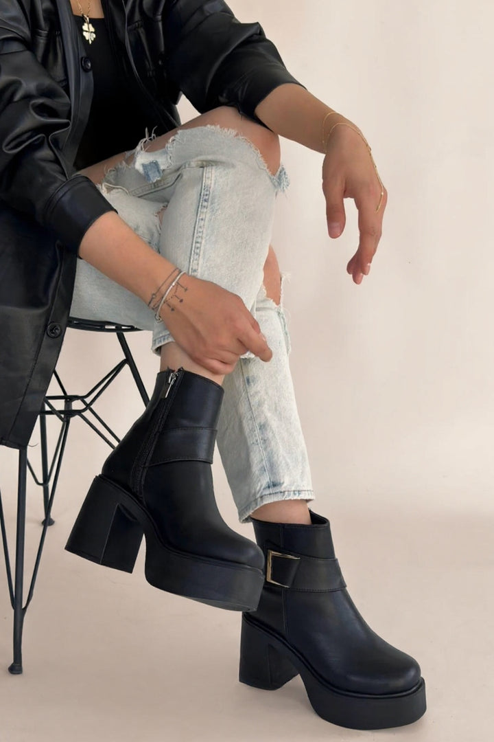 Lonji Kadın Siyah Tokalı Topuklu Bot