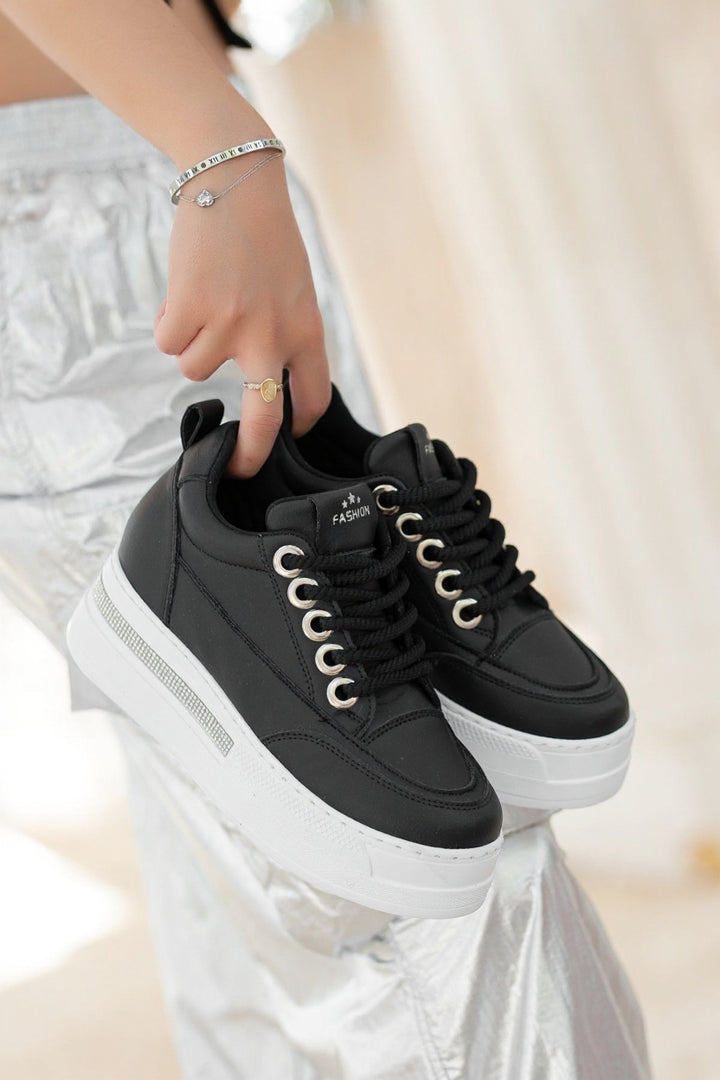 Lulu Kadın Siyah Beyaz Tabanlı Bağcıklı Spor Ayakkabı