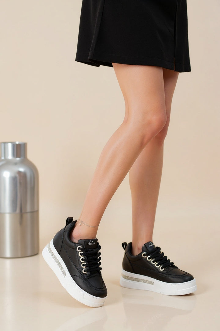 Lulu Kadın Siyah Beyaz Tabanlı Bağcıklı Spor Ayakkabı