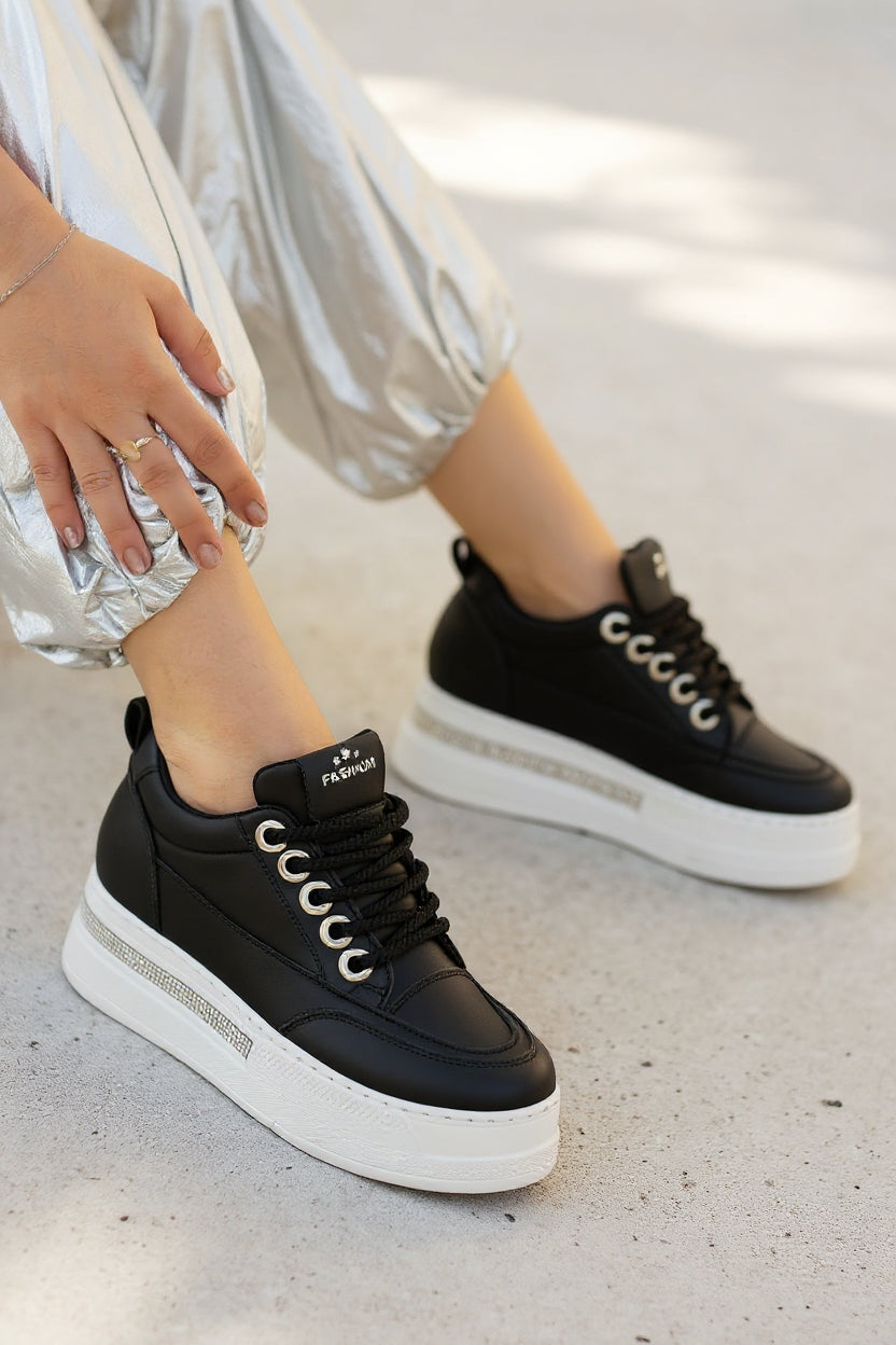 Lulu Kadın Siyah Beyaz Tabanlı Bağcıklı Spor Ayakkabı