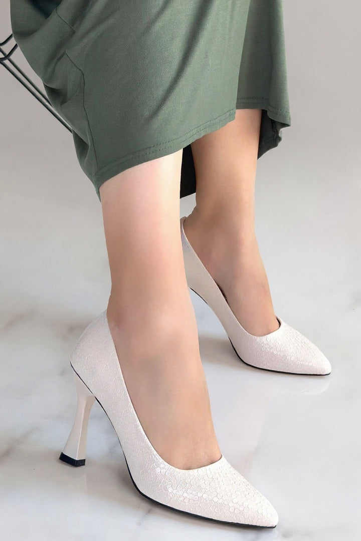 Merio Kadın Bej Baskılı Kapalı Burun Topuklu Ayakkabı