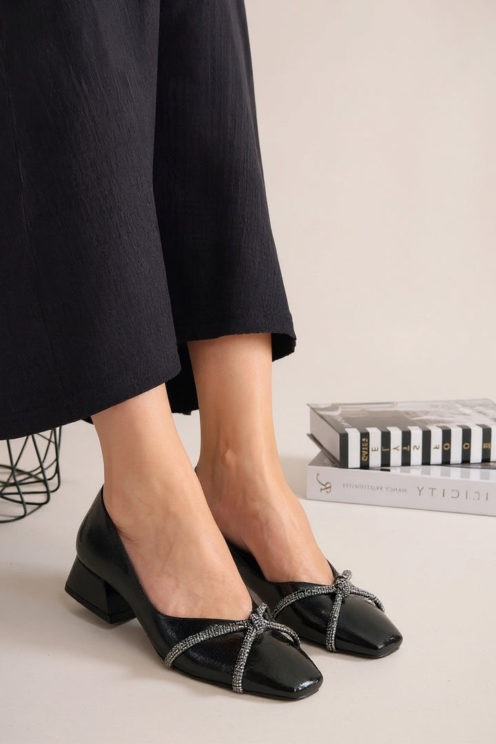 Pety Kadın Siyah Taşlı Fiyonklu Kısa Topuklu Rugan Ayakkabı