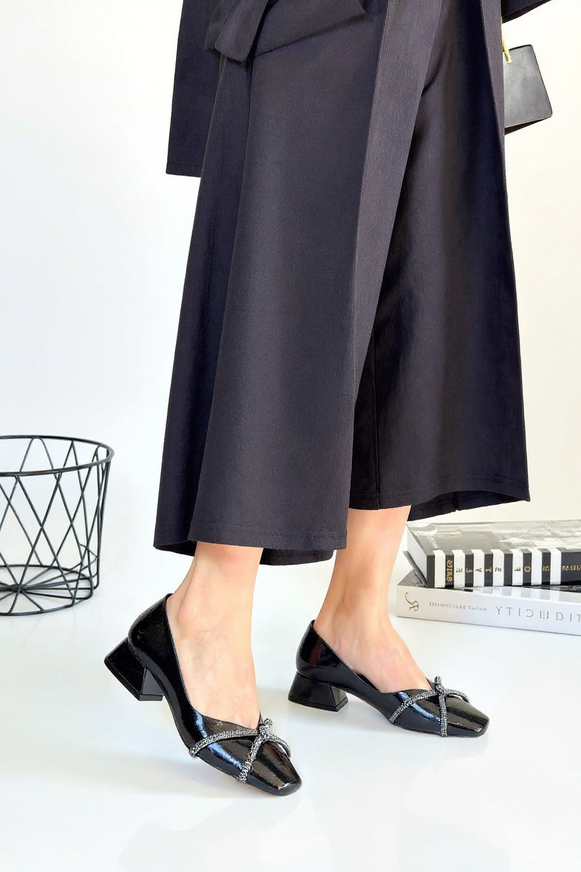 Pety Kadın Siyah Taşlı Fiyonklu Kısa Topuklu Rugan Ayakkabı