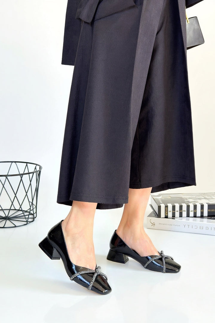 Pety Kadın Siyah Taşlı Fiyonklu Kısa Topuklu Rugan Ayakkabı