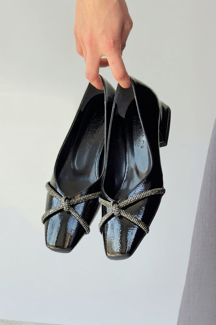 Pety Kadın Siyah Taşlı Fiyonklu Kısa Topuklu Rugan Ayakkabı