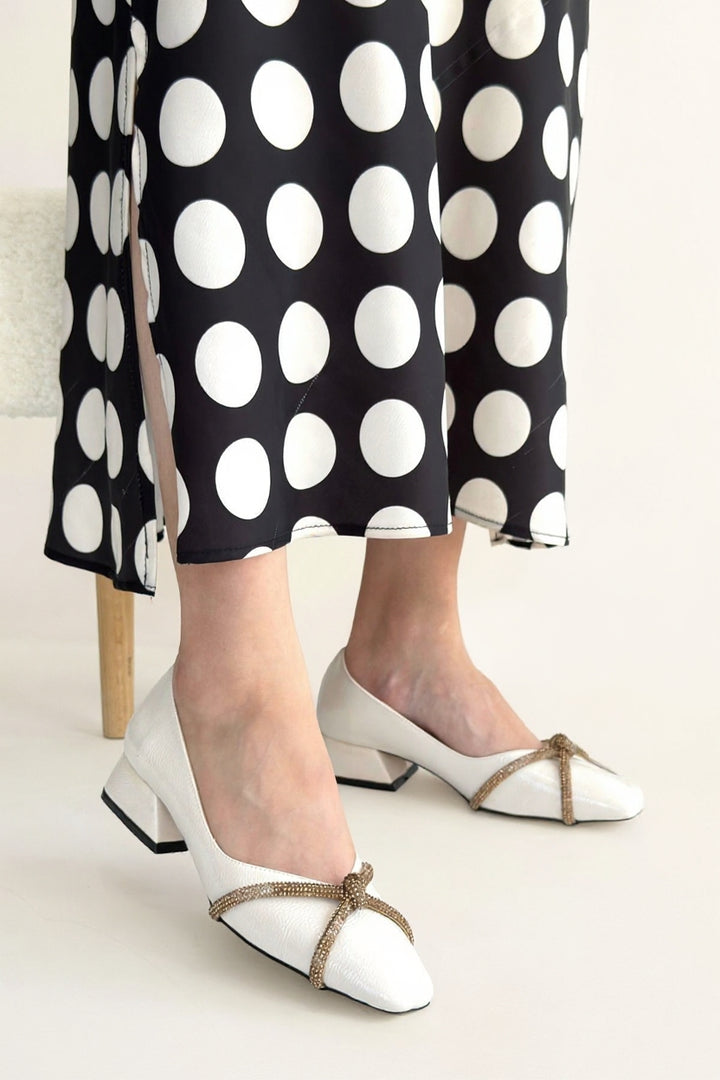 Pety Kadın Ten Taşlı Fiyonklu Kısa Topuklu Rugan Ayakkabı