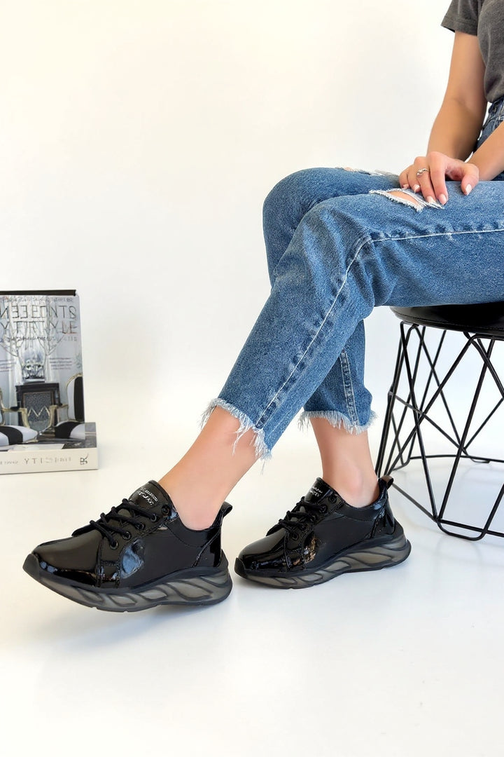 Piona Kadın Siyah Rugan Gri Tabanlı Bağcıklı Spor Ayakkabı