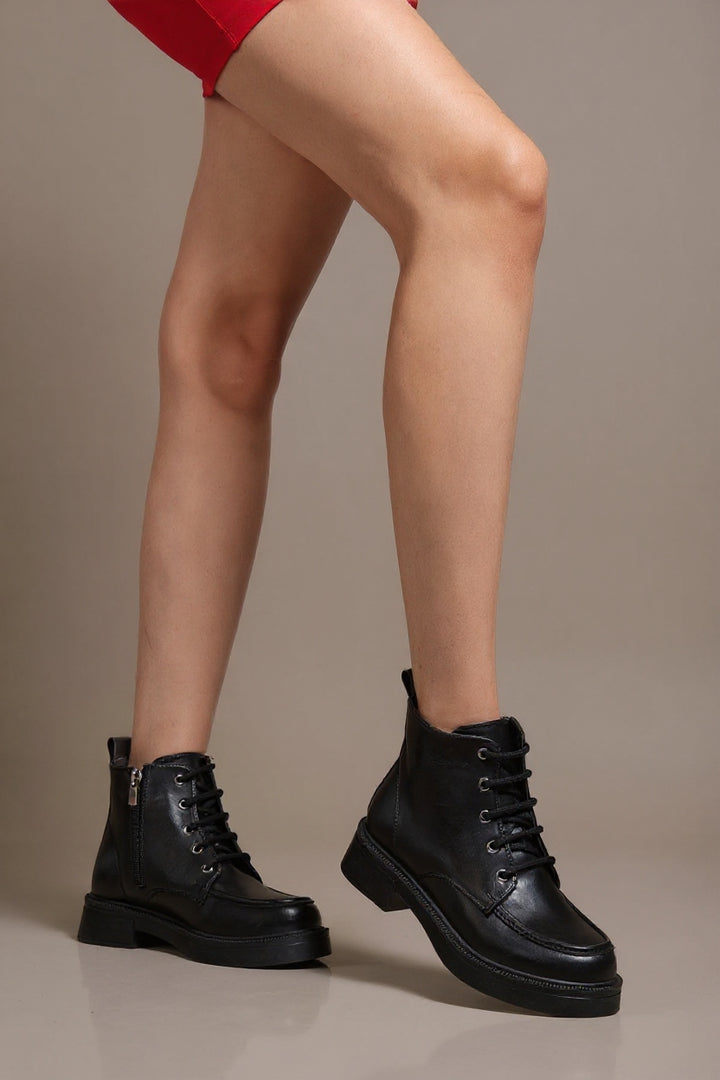 Tayone Siyah Kırışık Rugan Bağcıklı Fermuarlı Kadın Bot