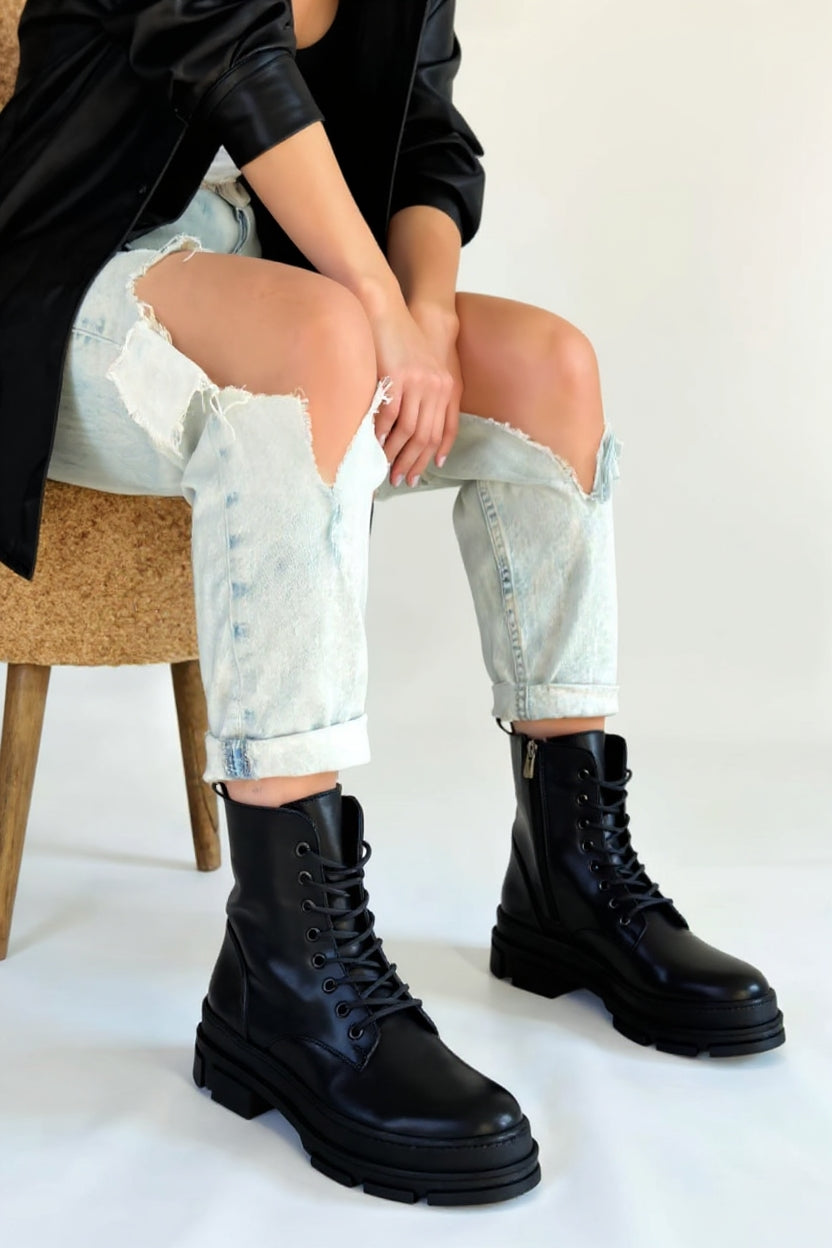 Allex Kadın Siyah Bağcıklı Topuklu Bot