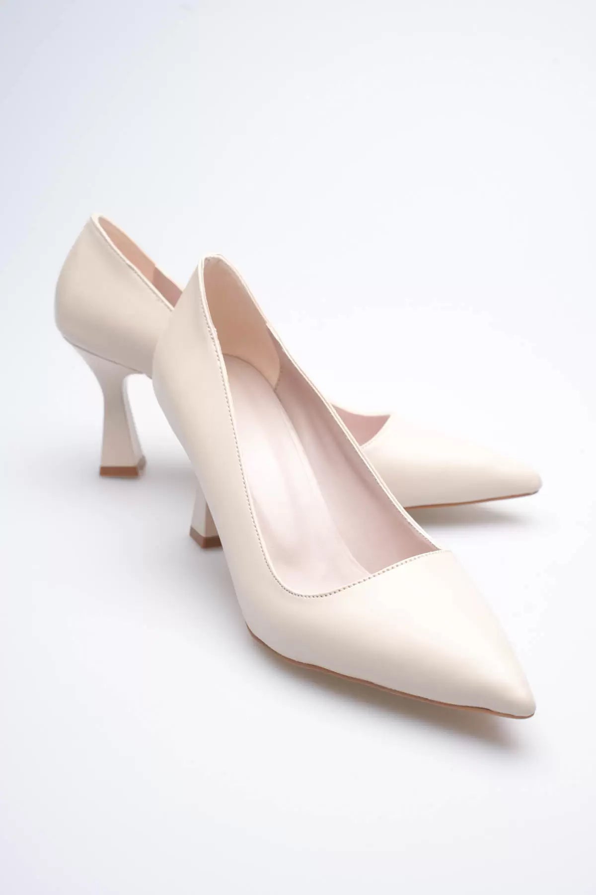 Lessa Bej Sivri Burun Orta Topuklu Kadın Stiletto TR20MS02C
