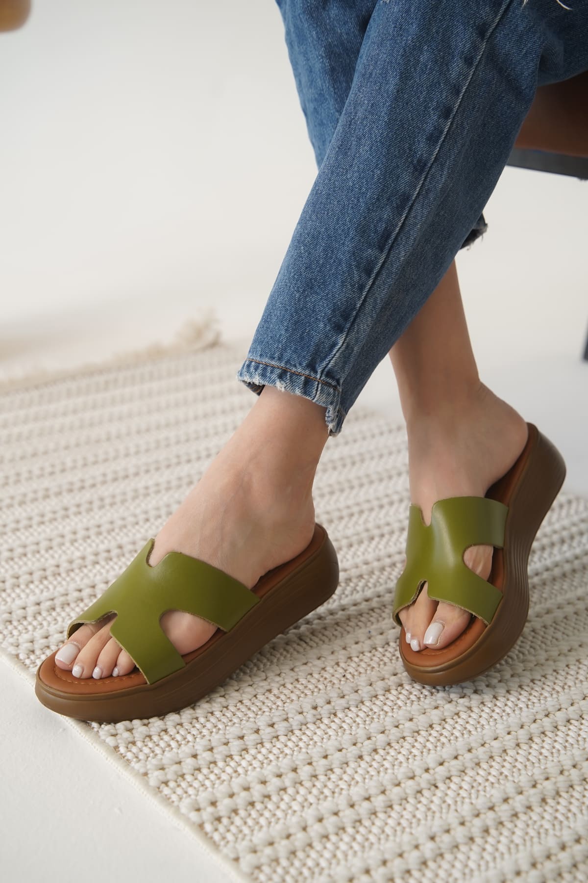 Borlina Kadın Hakiki Deri Haki Yeşili Terlik