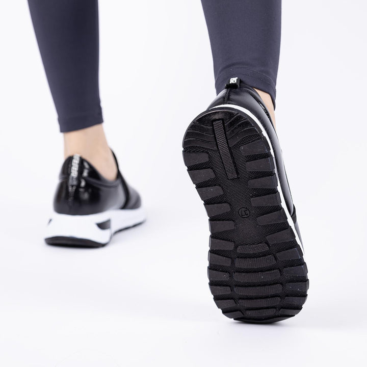 Charo Kadın Parlak Paraşüt Kumaş Kalın Tabanlı Siyah Spor Ayakkabı