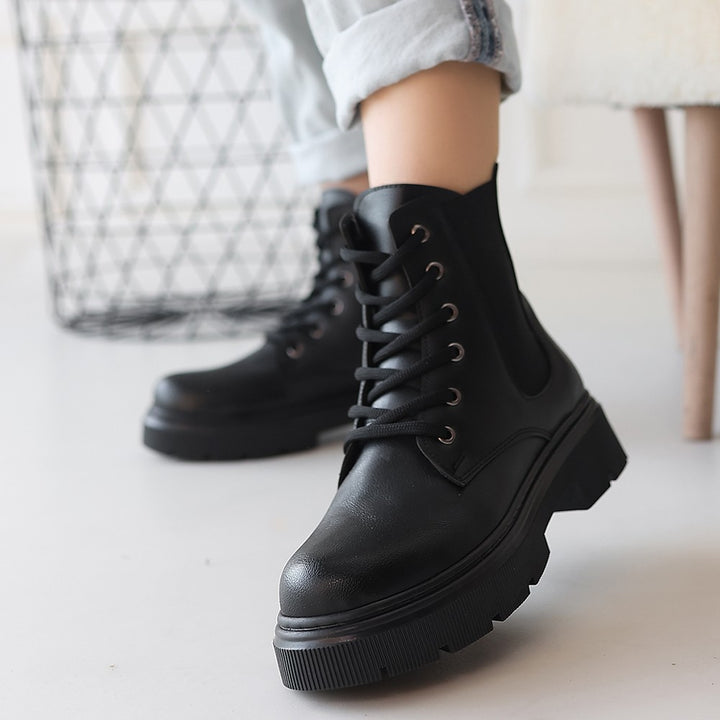 Daum Kadın Siyah Lastik Detaylı Bağcıklı Bot