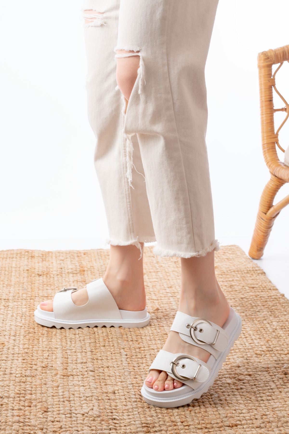Nisve Kadın Beyaz Çift Tokalı Terlik