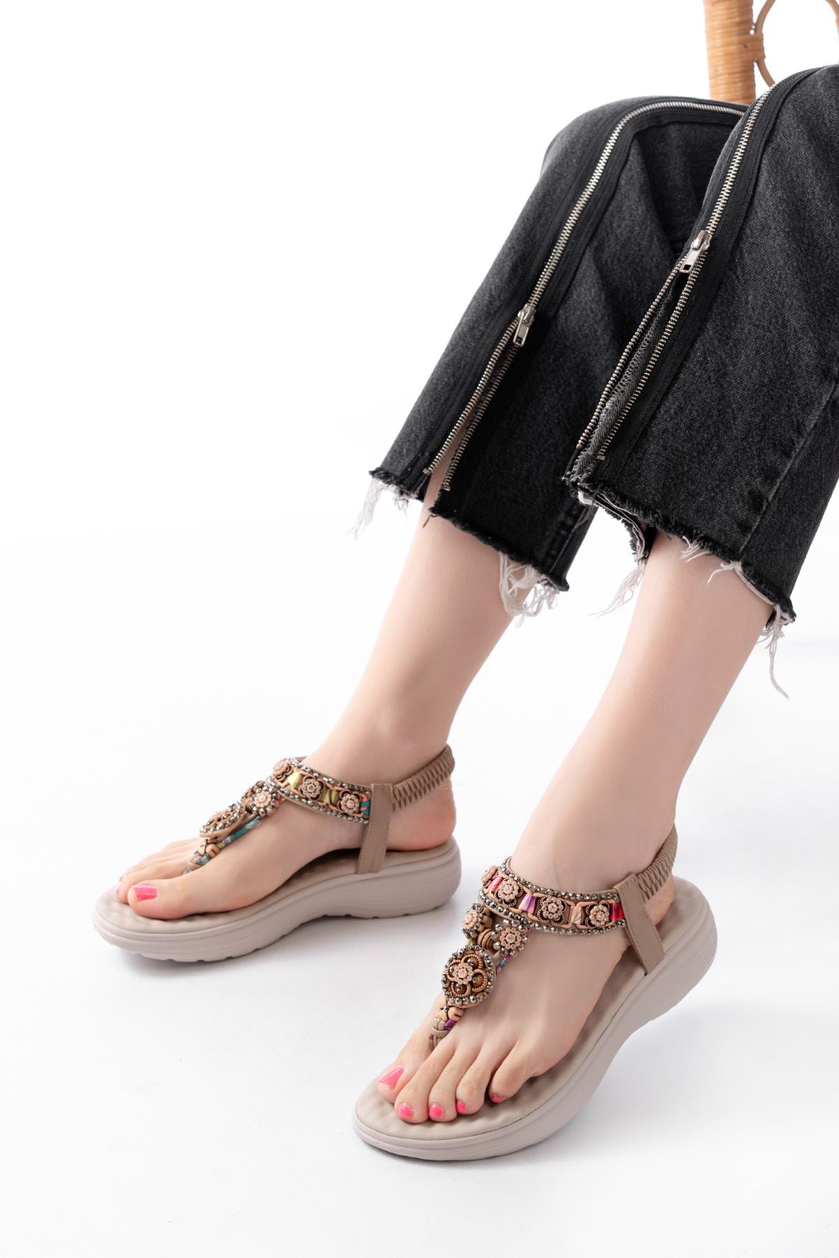 Karemy Bej Taşlı Arka Lastikli Parmak Arası Kadın Sandalet