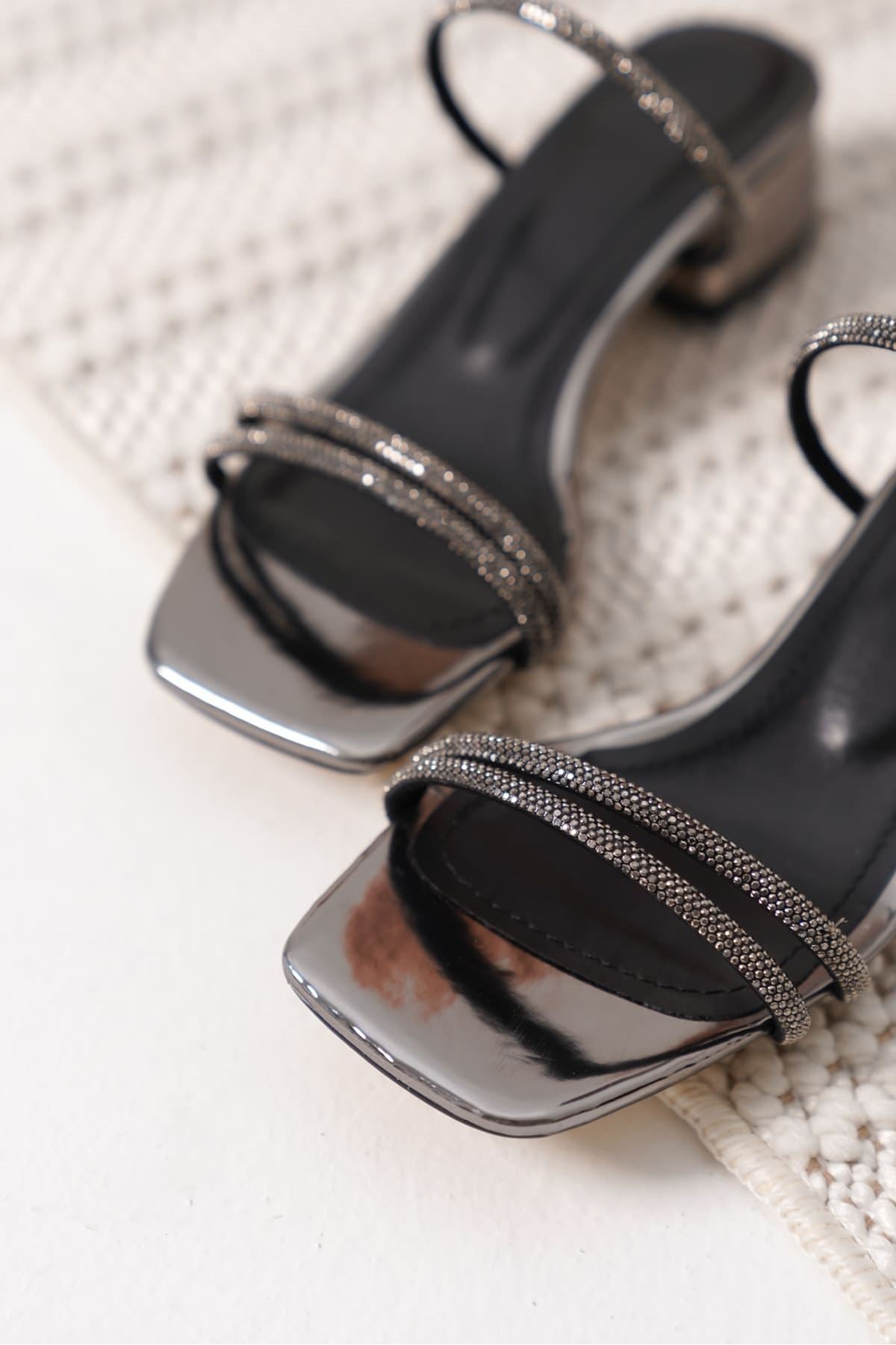 Emma Kadın Platin Taş Detaylı Kalın Topuklu Terlik