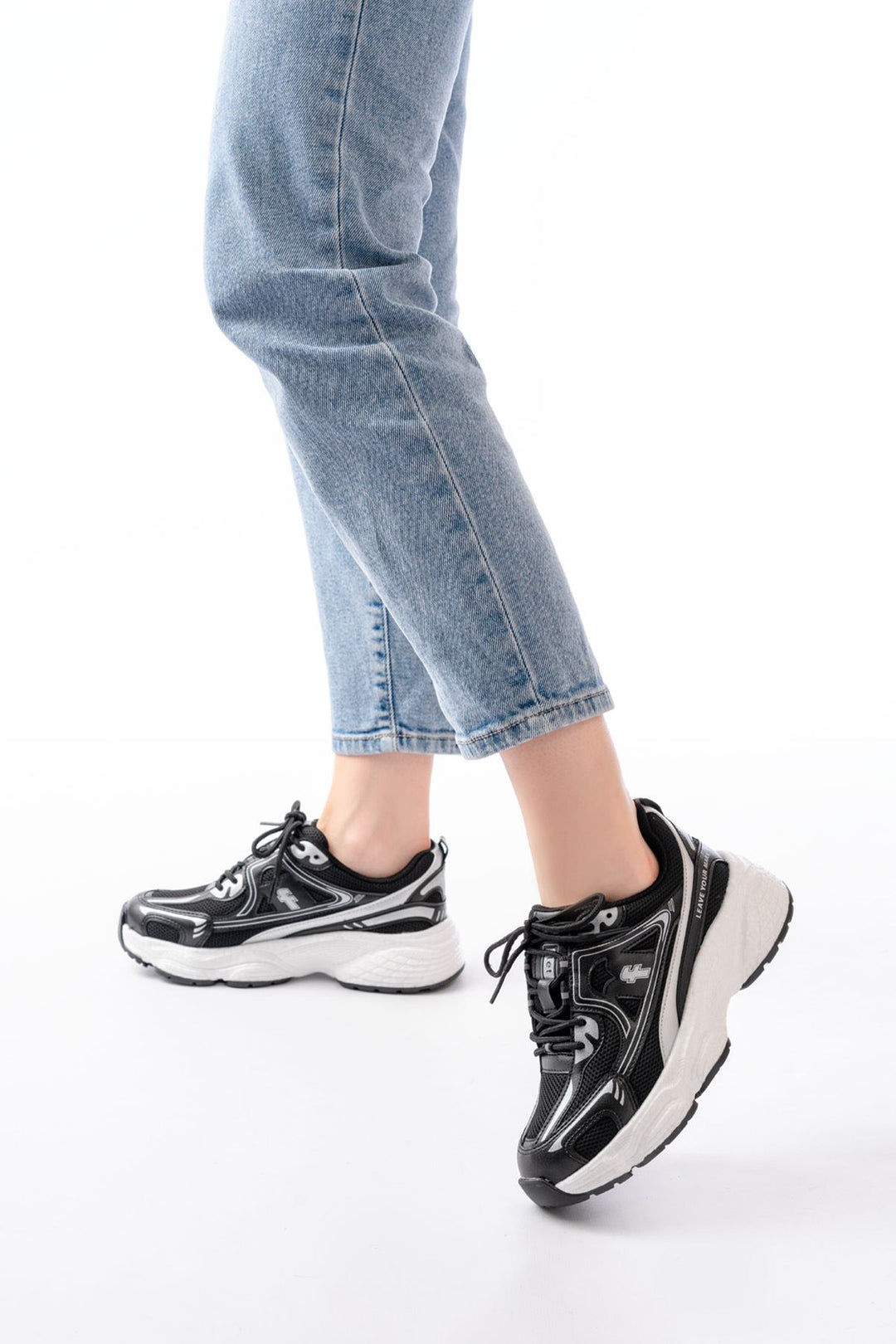 Bohenay Siyah Bağcıklı Beyaz Tabanlı Yazlık Spor Ayakkabı